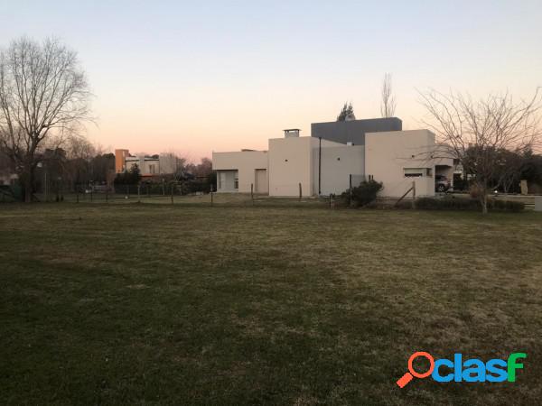 Hermoso Lote en Barrio "La Cándida"