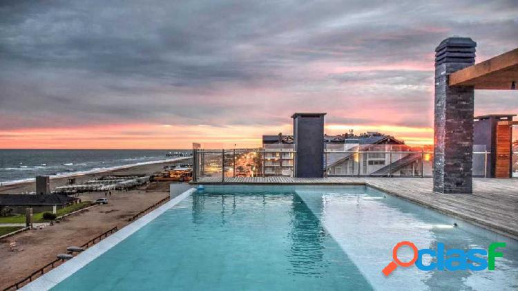 Moderno departamento frente al mar con piscina y cochera