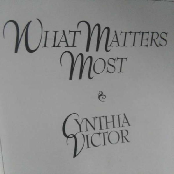 Novela "What matters most" en inglés,de Cynthia Victor,tapa