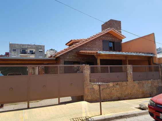 Propiedad céntrica en villa carlos paz, a la venta, casa +