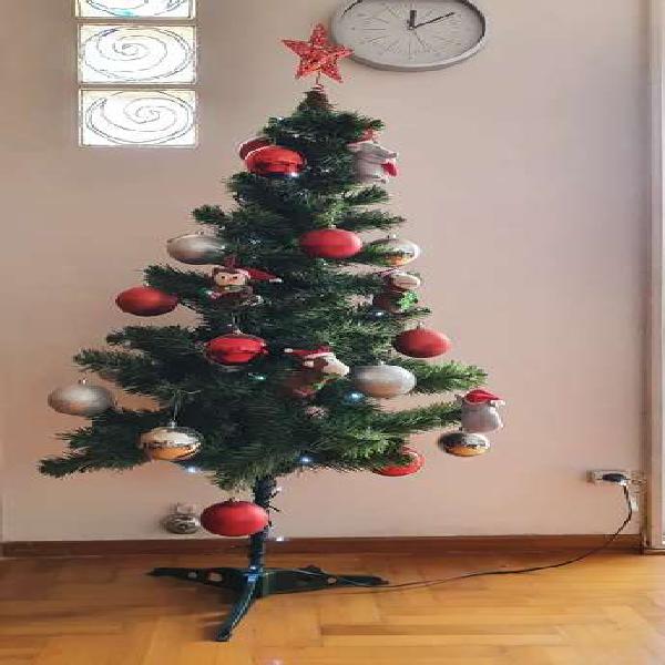 Vendo árbol de navidad con decoración y luces.