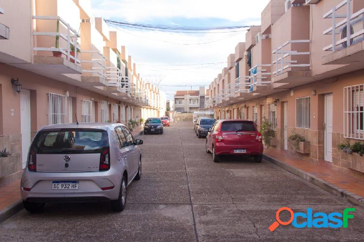 Venta Casa Tipo Duplex 2 Dormitorios Cochera Zona Centro