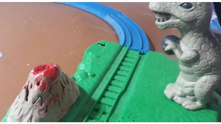 Pista tren thomas con dinosaurio