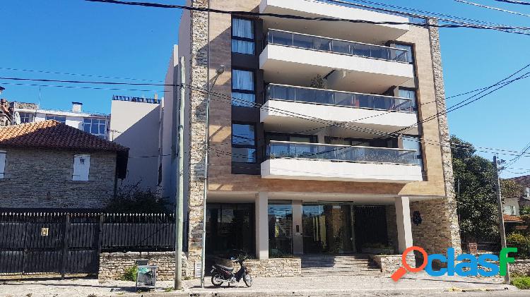 Semipiso de 4 ambientes con cochera doble y terraza propia.