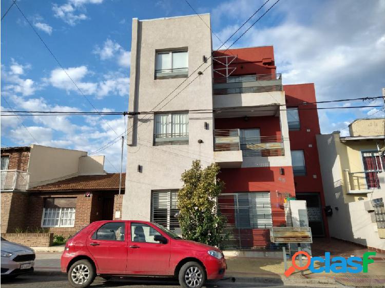 En venta 3 amb. Con cochera. Planta Baja al frente. Zona