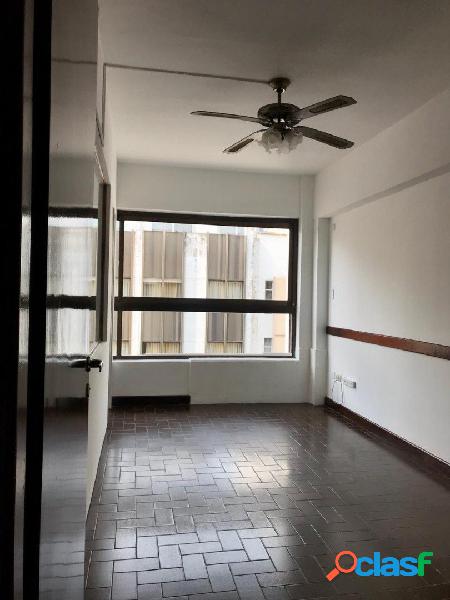 Venta oficina con 3 box privado al frente zona centro.