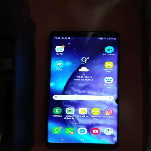 Samsung Galaxy Note 8, completo y libre, con leves detalles.