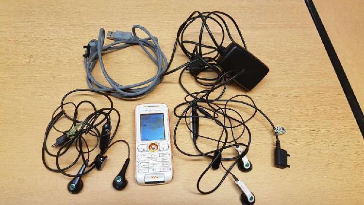Sony Ericsson W200 con 2 Auriculares