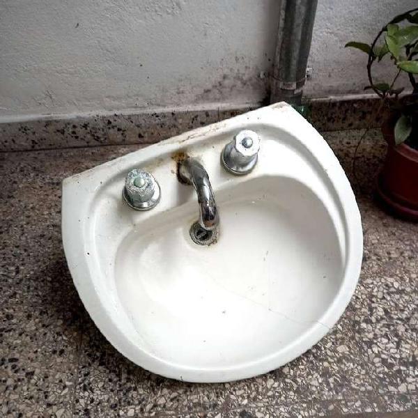 VENDO PILETA DE BAÑO CON PIE Y GRIFERIA FUNCIONANDO