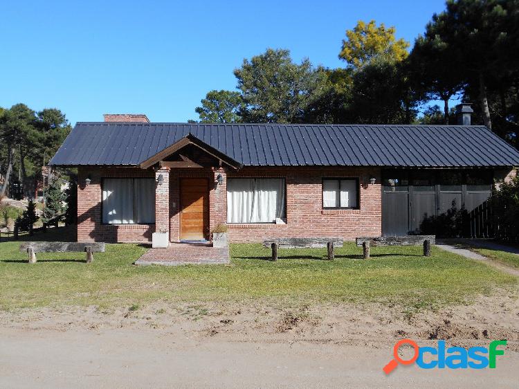 Chalet en una planta, de 2 dorm, 2 baños compl. Quincho