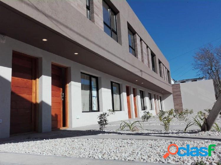 Duplex de 3 ambientes, jardin y cochera a estrenar