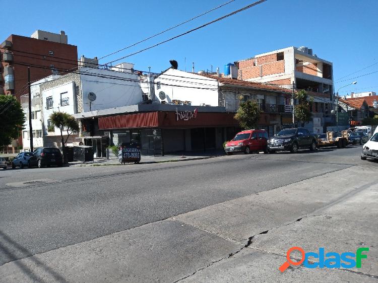 Importante local con subsuelo y terraza en la mejor esquina