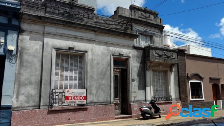 VENDO AMPLIA CASA CENTRICA ANTIGUA. Calle Tucumán