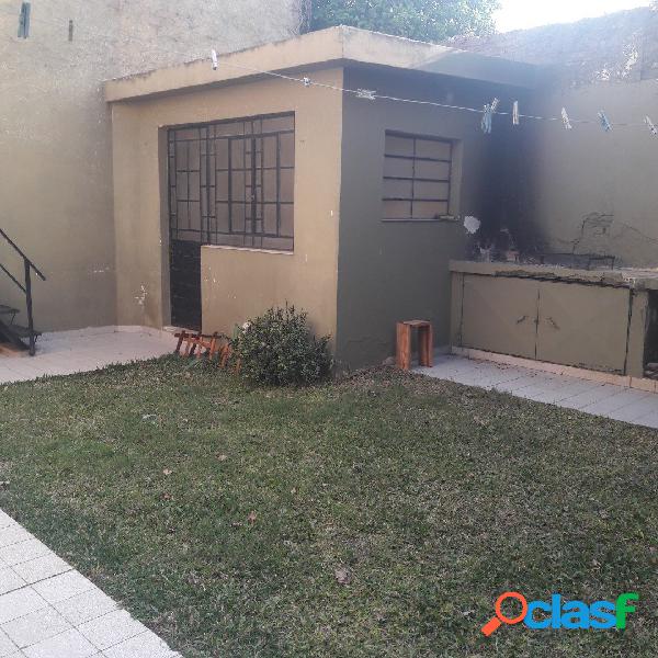 VENTA CASA 3 DORMITORIOS COCHERA PATIO CON CESPED (GUTEMBERG