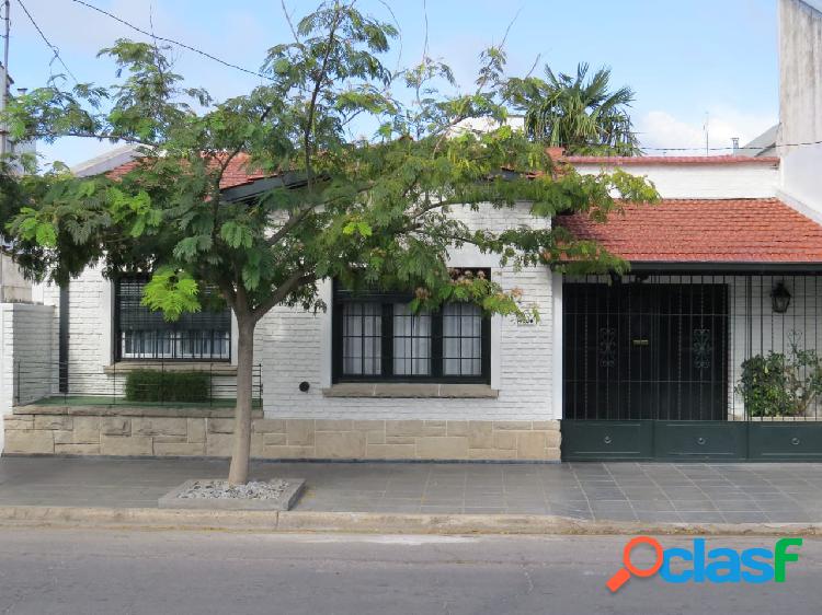 VENTA- HERMOSA PROPIEDAD 4 AMBIENTES CON GARAGE Y PILETA