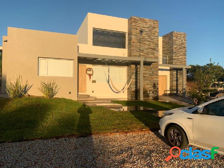 CASA EN VENTA - ZONA NAYADES - CONSTRUCCION MODERNA