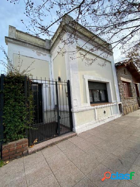 Lote con vivienda de 8,66 x 43,2 en Balcarce y Funes