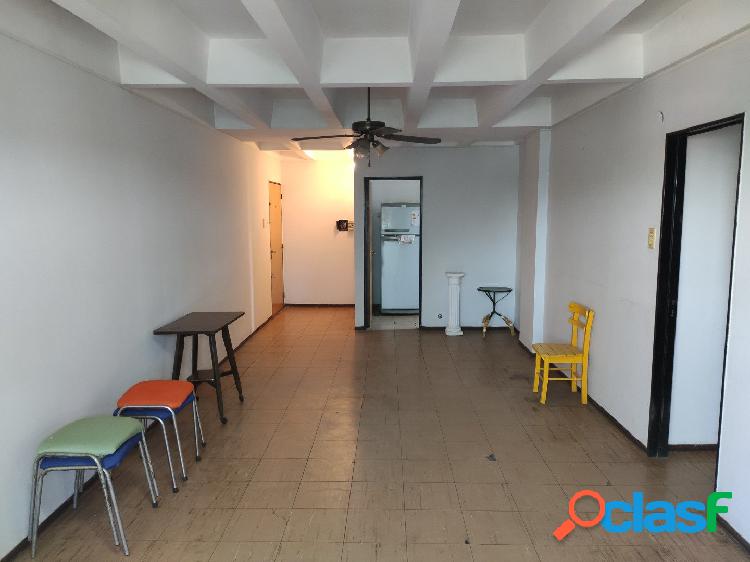 Amplio Departamento Sobre Av Avalos en Venta