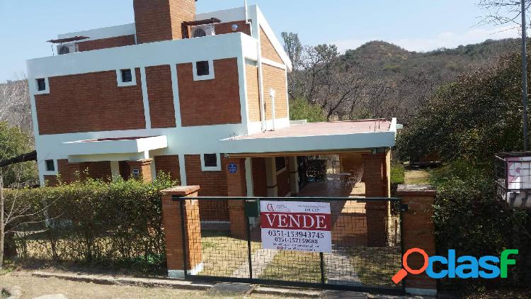 SE VENDE HERMOSA CASA CON PILETA EN VILLA LOS AROMOS