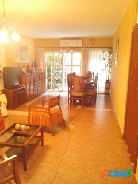 VENDO CASA CÉNTRICA (U$S 220.000) Ref.