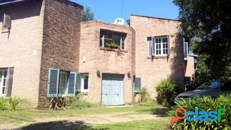 CASA DE 4 DORMITORIOS CON AMPLIO JARDÍN - EN VENTA