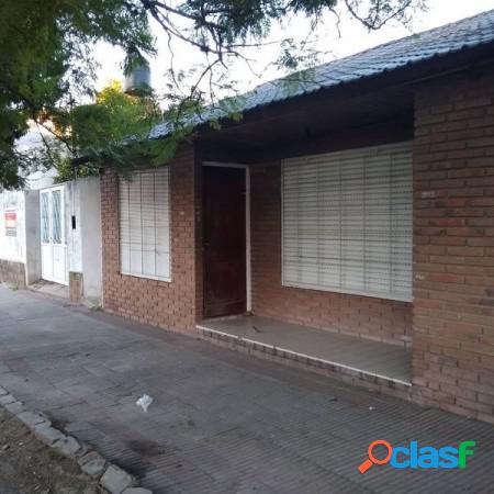 VENDE CASA CON PATIO, ASFALTO, TODOS LOS SERVICIOS!