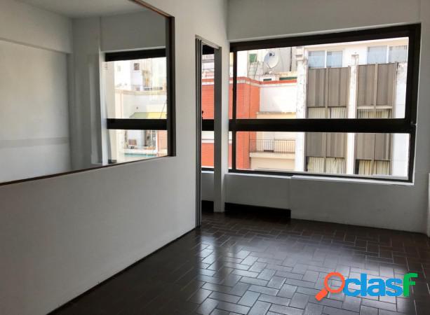 Oficina con 3 privados, en venta Microcentro.