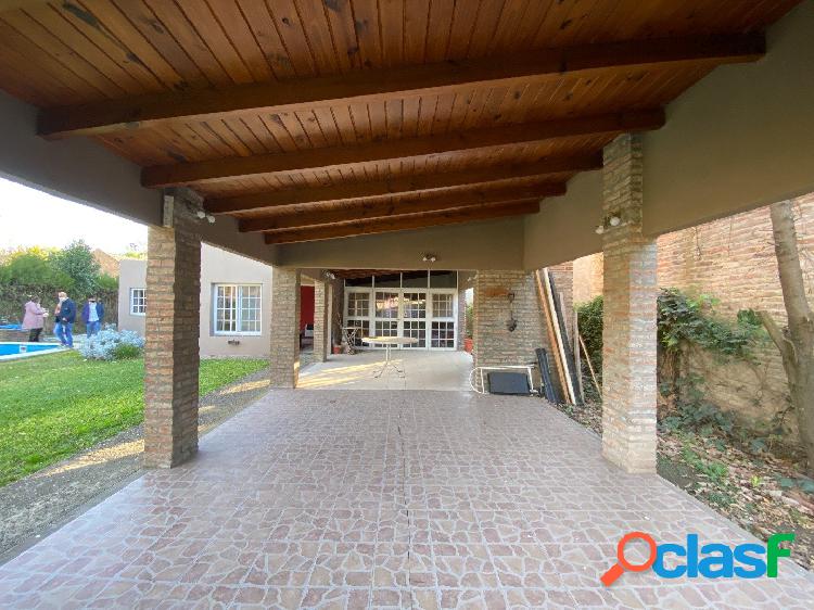 VENTA CASA CON PATIO Y PILETA- FUNES