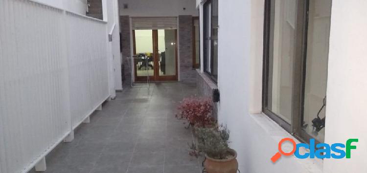 VENTA PH. EN PLANTA BAJA DE 3 AMBIENTES, CON PATIO Y GARAJE