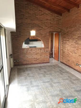 Departamento de 2 dormitorios con balcón en alquiler.