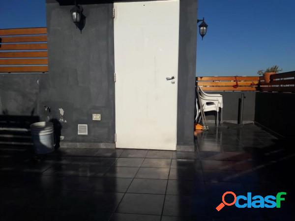 HERMOSO Ph al frente 1 piso por esc. 3 Ambientes, en dos