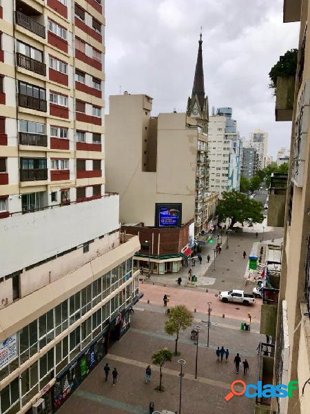 3 Ambientes a la calle con balcón saliente