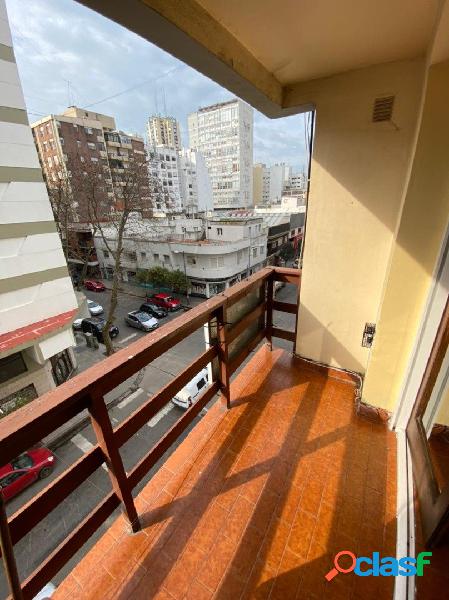 Dos ambientes amplio con balcón a la calle!!
