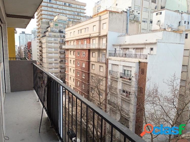 2 Ambientes a la calle con balcon saliente y espacio de