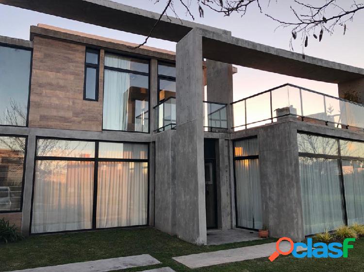 CASA ESTILO MODERNO EN VENTA BARRIO PRIVADO ARENAS DEL SUR.