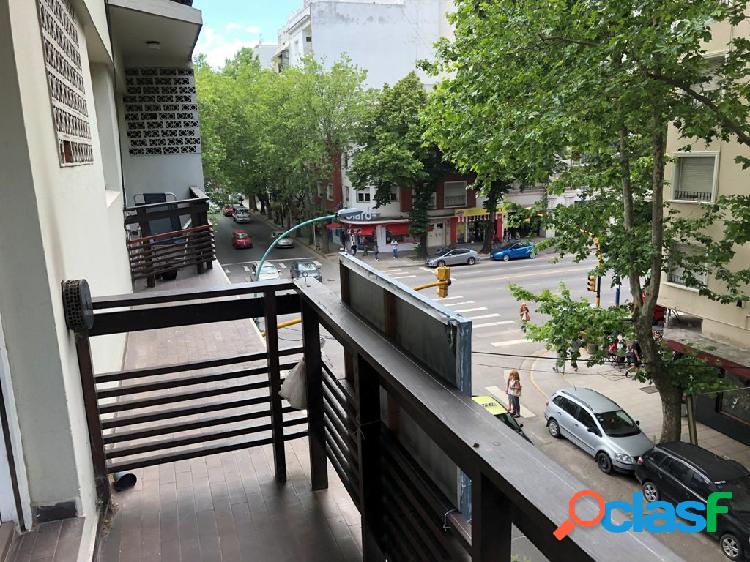 Departamento de 2 ambientes al frente. Balcon. Cochera. Zona