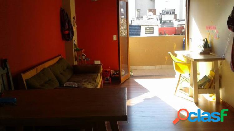 Precioso Piso de 3 ambientes con amplio balcón!