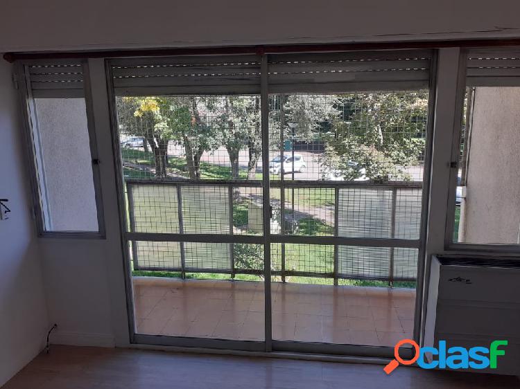 Departamento de 3 ambientes con balcón saliente. Por