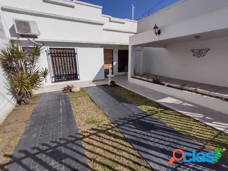 VENTA. Casa 4 ambientes. Lote 8,66 x 43mts. VILLA CELINA.