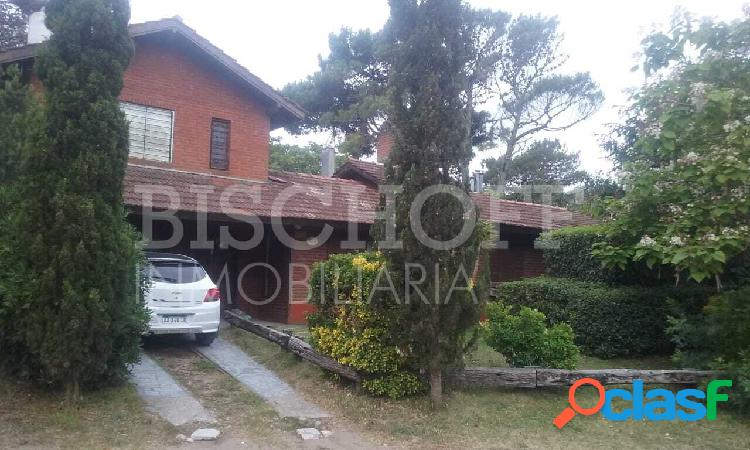 CASA 3 AMBIENTES, 2 BAÑOS, GARAGE, JARDIN CON PARRILLA + 2