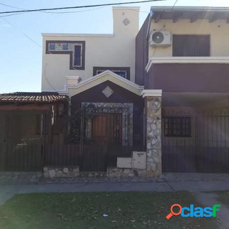 Grand Bourg vendo casa de 4 dormitorios, 3 baños uno en