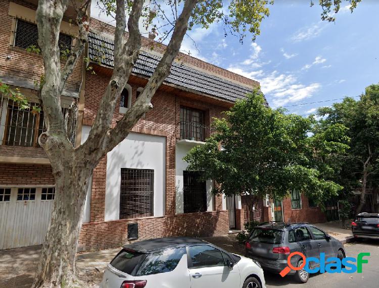 Venta. Casa 7 ambientes. Cochera. Jose Marti 300.