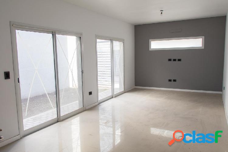 CASA 3 DORMITORIOS CON PATIO Y TERRAZA - FISHERTON