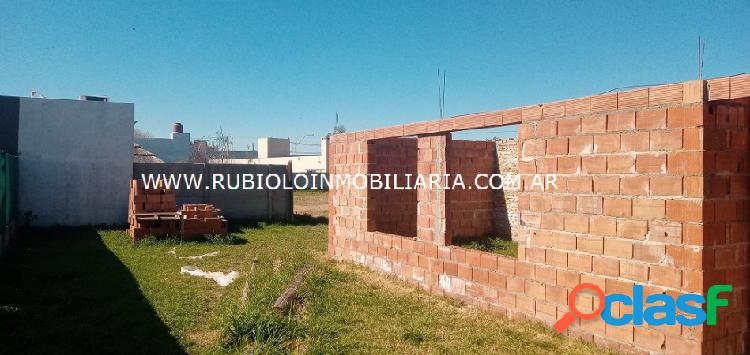 SUNCHALES - LOTE 300 M2. CON VIVIENDA EN CONSTRUCCION DE 90