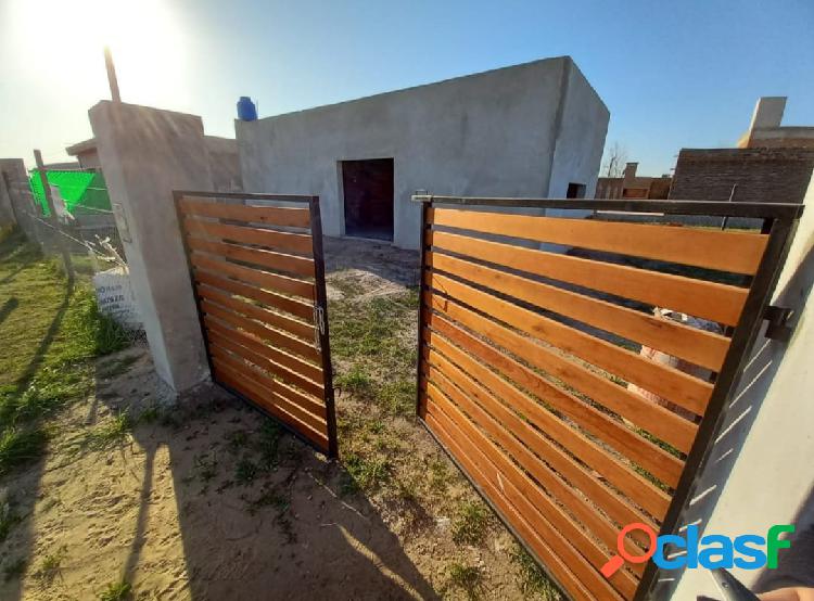 VENDO CASA A TERMINAR EN ROLDAN CON PILETA