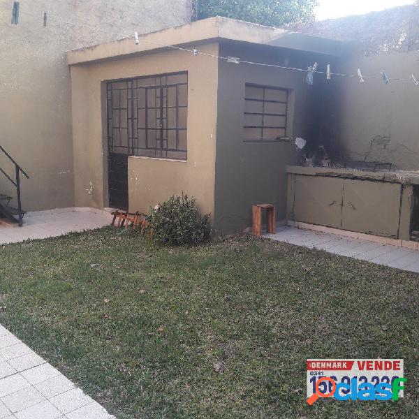 VENTA CASA 3 DORMITORIOS COCHERA PATIO CON CESPED (GUTEMBERG