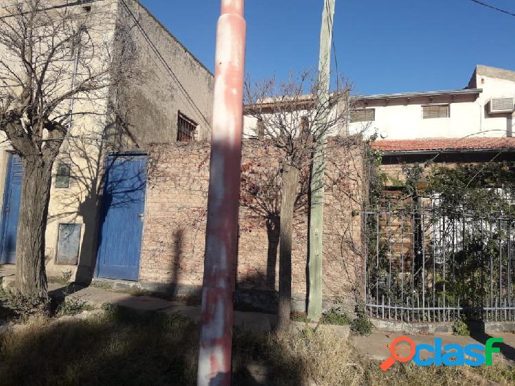 Casa 3 D c/galpón y local, Parera y Rojas U$S 80.000