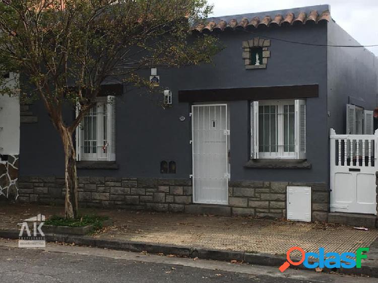 Venta casa 3 ambientes + departamento 2 amb.