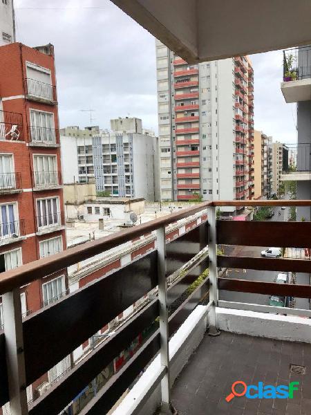 ** 2 ambientes amplios con balcón a la calle. Centro mar