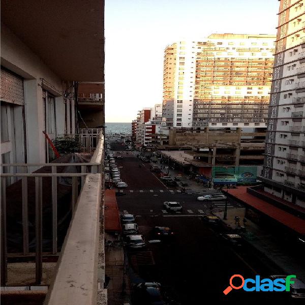 ** 2 ambientes a la calle con balcón. Centro Mar del Plata